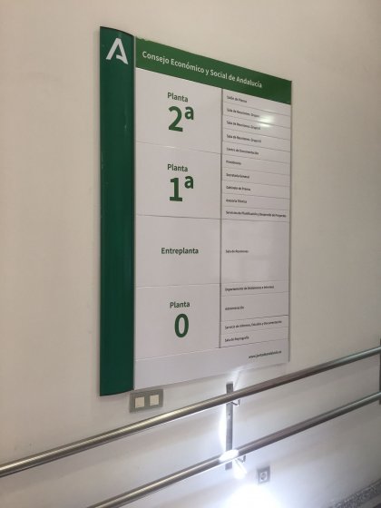 Cartel directorio homologado en lamas de aluminio rotulado con vinilos. Consejo Econ&oacute;mico de la Junta de Andaluc&iacute;a. Sevilla.