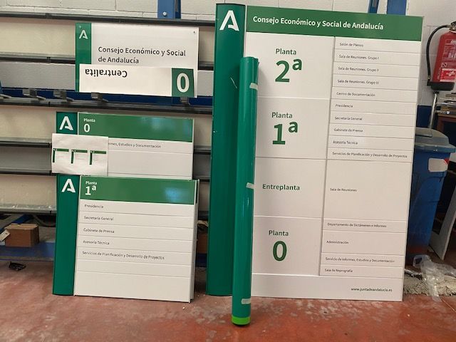Cartel directorio homologado en lamas de aluminio rotulado con vinilos. Consejo Económico de la Junta de Andalucía. Sevilla.