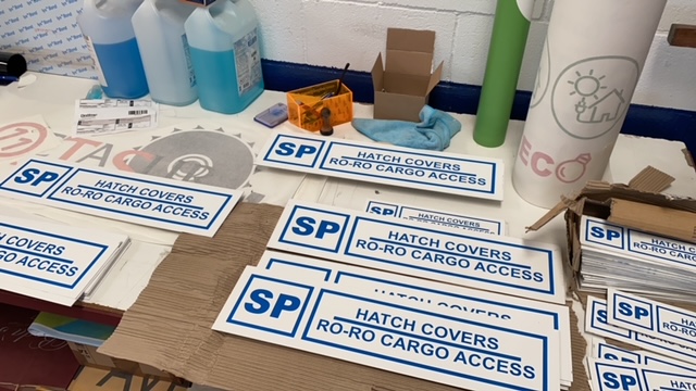 Carteles en chapa de aluminio serigrafiados con tintas especiales de larga duración. 