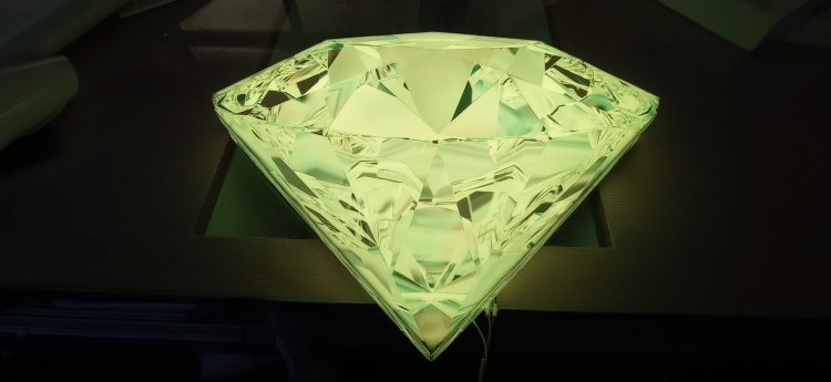 Diamante en metacrilato y rotulado en vinilo fundido e iluminado con led rgb. Para Zaida noche y día SL en Valencia.