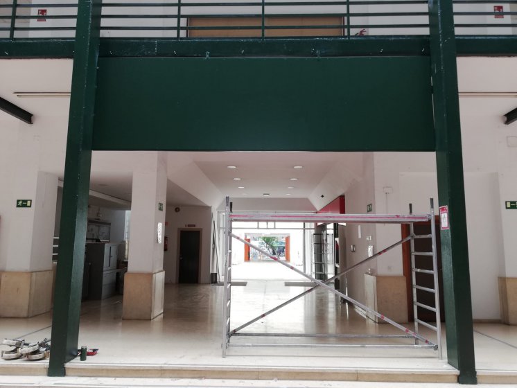 Fabricación de directorio modular para la Facultad de Ciencias Económicas y Empresariales de la Universidad de Sevilla.