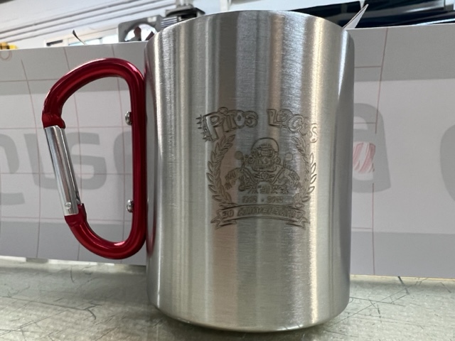 Jarra o jarrillo de acero inoxidable con grabaci&oacute;n a l&aacute;ser de Logo de Motoclub Pitos Locos en Bellavista Sevilla.