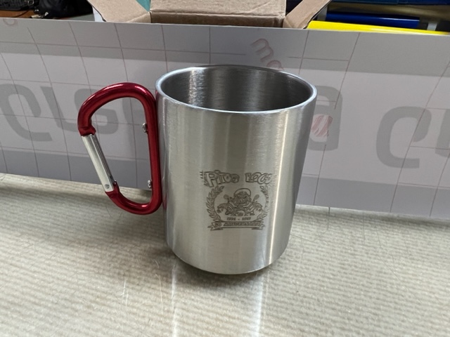 Jarra o jarrillo de acero inoxidable con grabaci&oacute;n a l&aacute;ser de Logo de Motoclub Pitos Locos en Bellavista Sevilla.