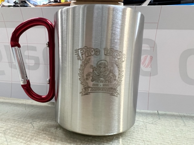 Jarra o jarrillo de acero inoxidable con grabaci&oacute;n a l&aacute;ser de Logo de Motoclub Pitos Locos en Bellavista Sevilla.