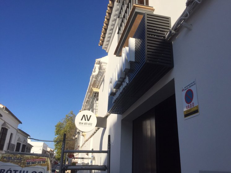 Letras corpóreas cajeadas en aluminio, frente de metacrilato e iluminadas con led blanco sobre pariila metálica. Clínica Odontológica Galván en Osuna Sevilla.