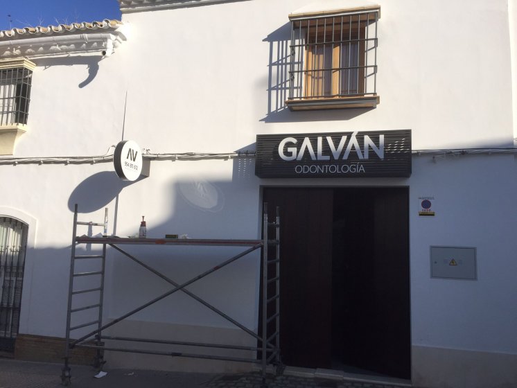 Letras corpóreas cajeadas en aluminio, frente de metacrilato e iluminadas con led blanco sobre pariila metálica. Clínica Odontológica Galván en Osuna Sevilla.