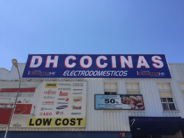 Lona en impresión digital de gran formato cosida con cuerda elástica. DH Cocinas en Dos Hermanas Sevilla