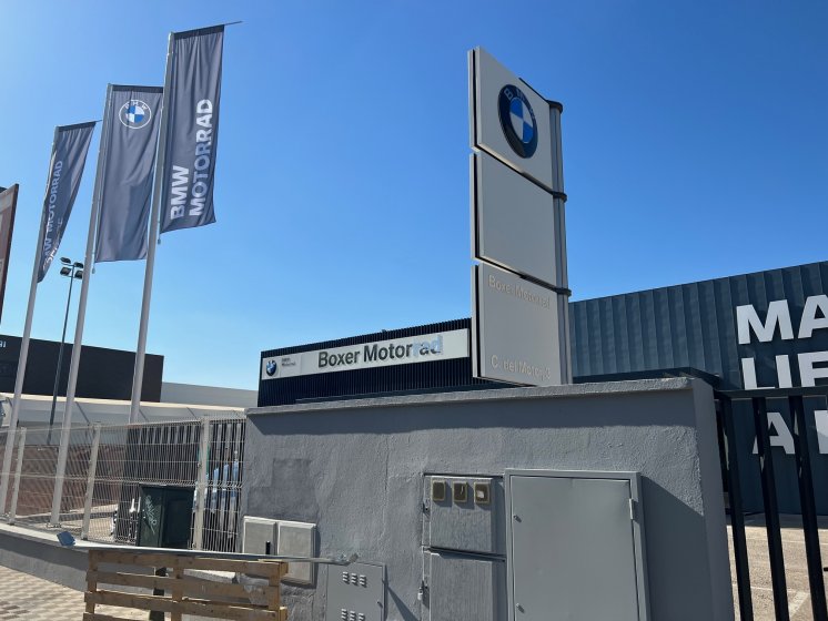 M&aacute;stiles de fibra de vidrio con potencia con dados de hormig&oacute;n. BMW Motorrad Boxer en Sevilla.