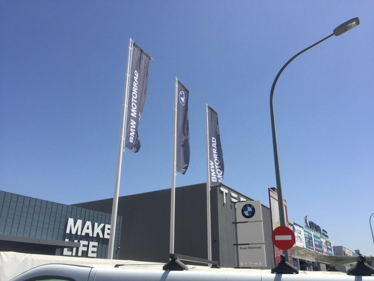 M&aacute;stiles de fibra de vidrio con potencia con dados de hormig&oacute;n. BMW Motorrad Boxer en Sevilla.