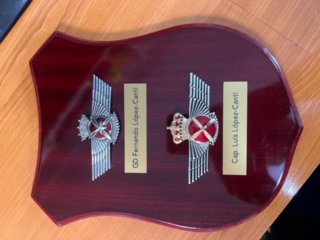 Metopa con emblemas personalizados en Sevilla.