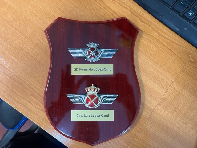 Metopa con emblemas personalizados en Sevilla.