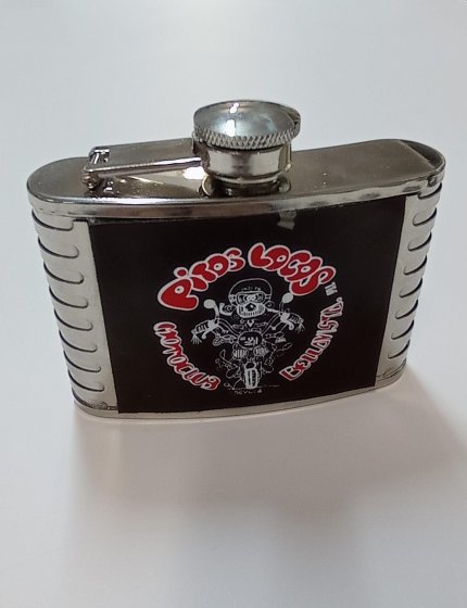 Petaca metal y cuero serigrafiado, para motoclub Pitos Locos en Bellavista Sevilla.