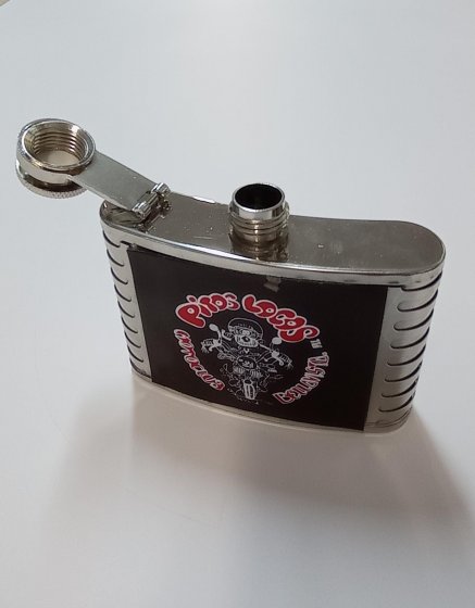 Petaca metal y cuero serigrafiado, para motoclub Pitos Locos en Bellavista Sevilla.