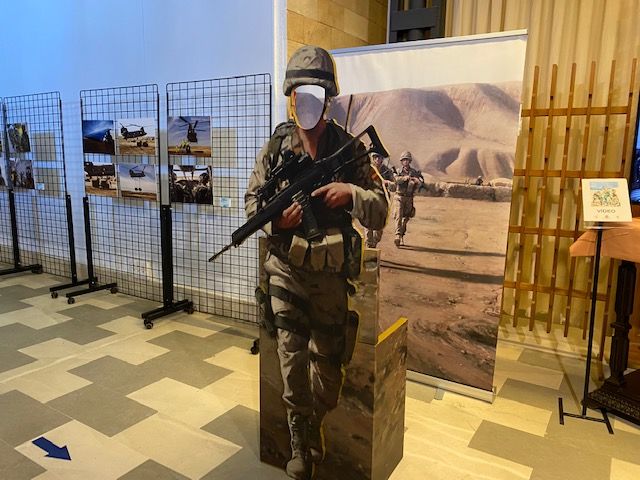 Photocall con silueta de soldado en PVC recortado y vinilo en impresi&oacute;n digital. Museo Historia Militar de Sevilla.