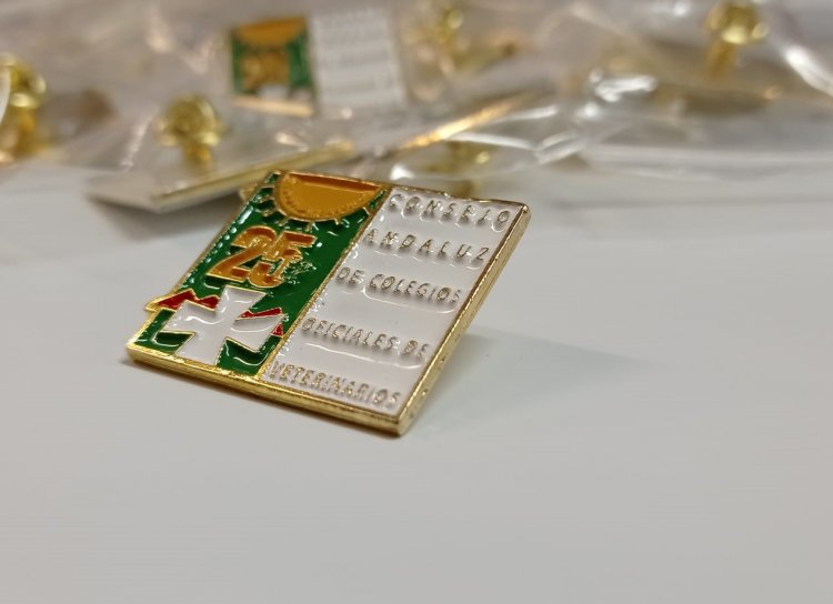 Pin del 25 aniversario del Consejo Andaluz de Colegios Oficiales de Veterinarios. Sevilla.