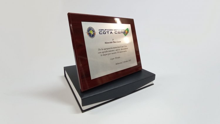 Placa conmemorativa en impresi&oacute;n digital. Agrupaci&oacute;n Motorista Cota Cero Sevilla.