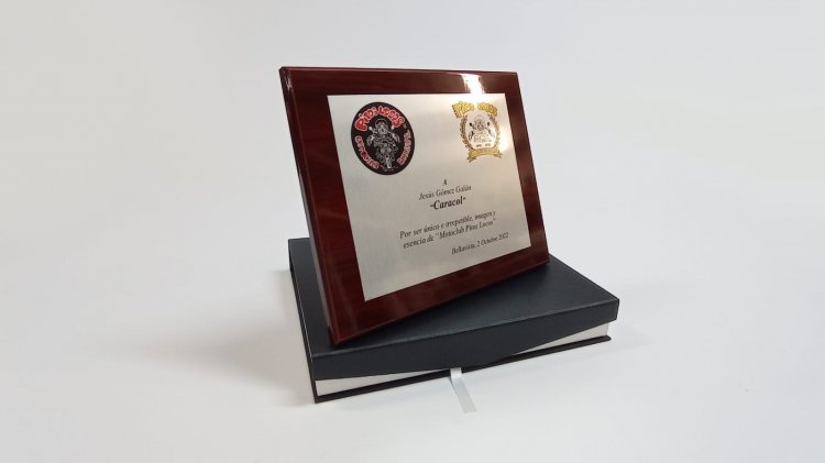 Placa conmemorativa en impresi&oacute;n digital. Motoclub Pitos Locos Sevilla.