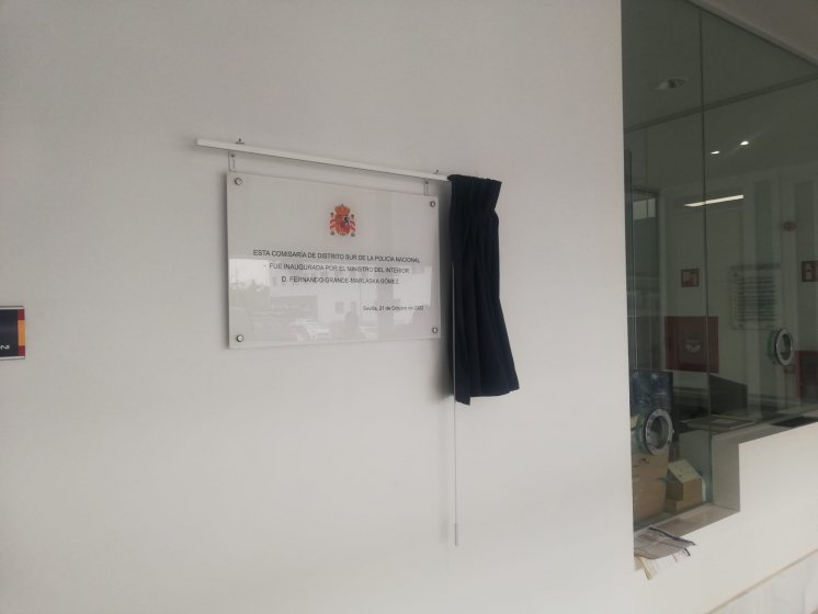 Placa conmemorativa de inauguración en metacrilato con cortina. Comisaría Policía Nacional en Sevilla