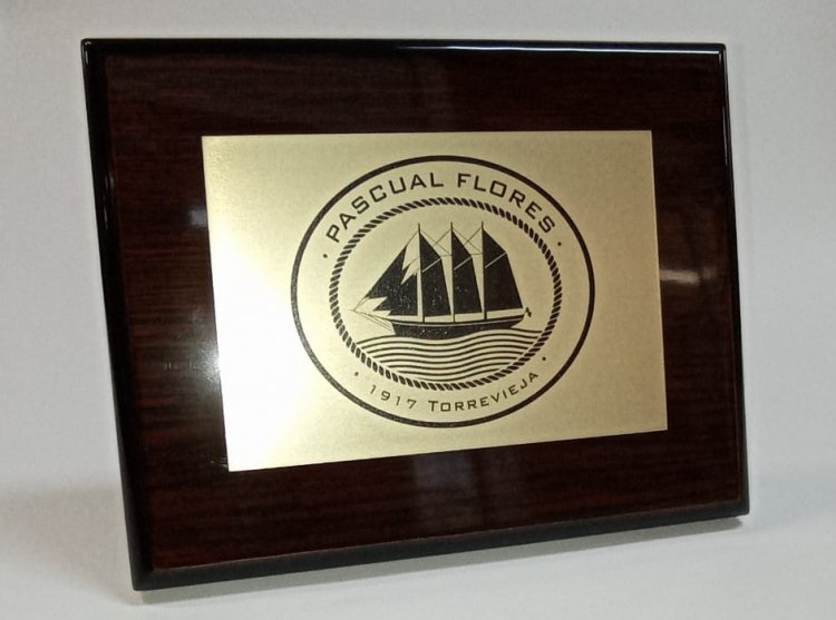 Placa conmemorativa en lat&oacute;n grabado en bajo relieve y metopa de madera. Instituto Noa.