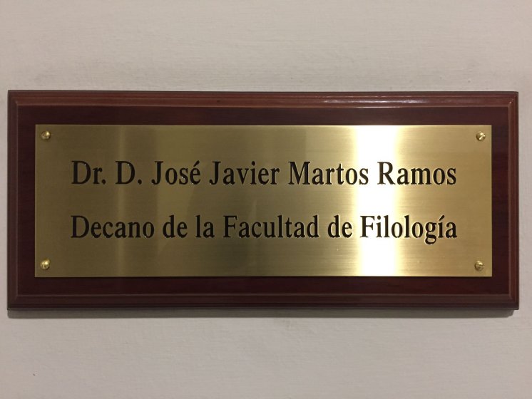 Placas de lat&oacute;n grabadas en bajo relieve y tinta especial, sobre peanas o metopa de madera. Rectorado de la Universidad de Sevilla.