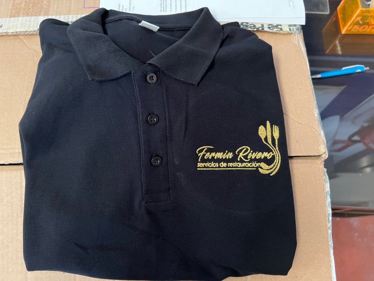 Polo bordado en oro para C&aacute;tering Fern&iacute;n en Sevilla.