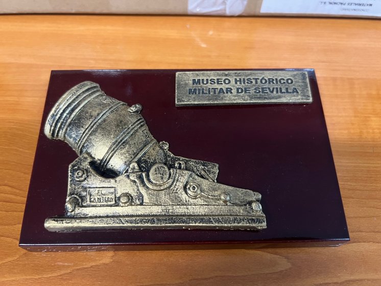 Regalo de protocolo, Metopa de sobremesa para el Museo de Historia Militar de Sevilla.