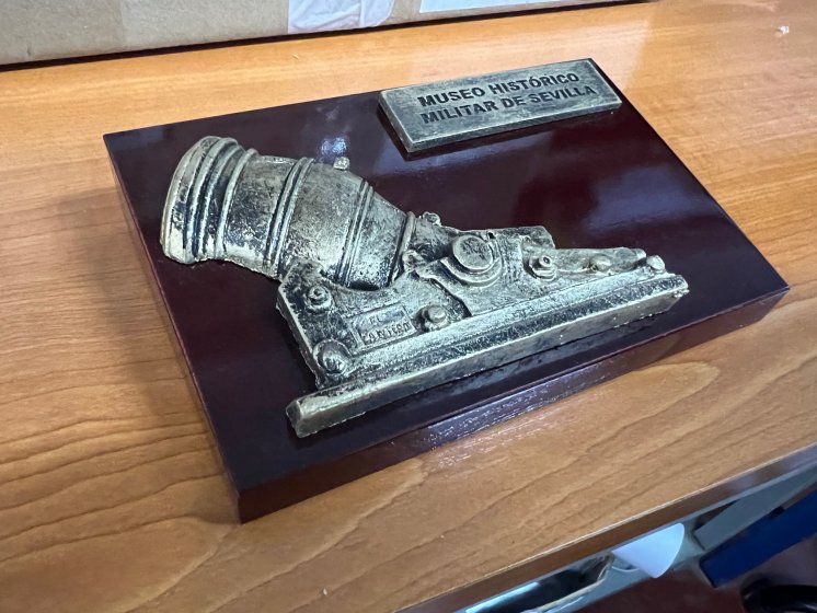 Regalo de protocolo, Metopa de sobremesa para el Museo de Historia Militar de Sevilla.