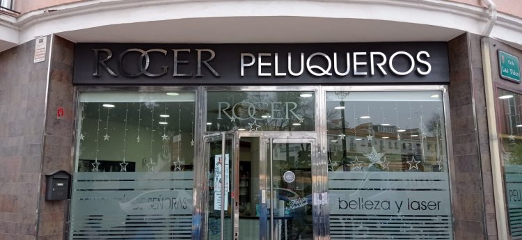 Reparación de rótulo, cambio de led por neón y pintado de bandeja. Roger peluqueros en Sevilla.