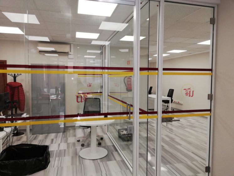 Rotulaci&oacute;n de bandas para cristales homologadas, para el Rectorado de la Universidad de Sevilla.