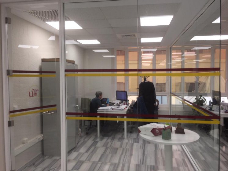 Rotulaci&oacute;n de bandas para cristales homologadas, para el Rectorado de la Universidad de Sevilla.