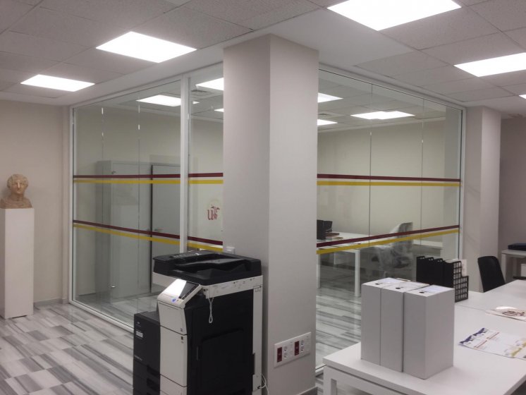 Rotulaci&oacute;n de bandas para cristales homologadas, para el Rectorado de la Universidad de Sevilla.