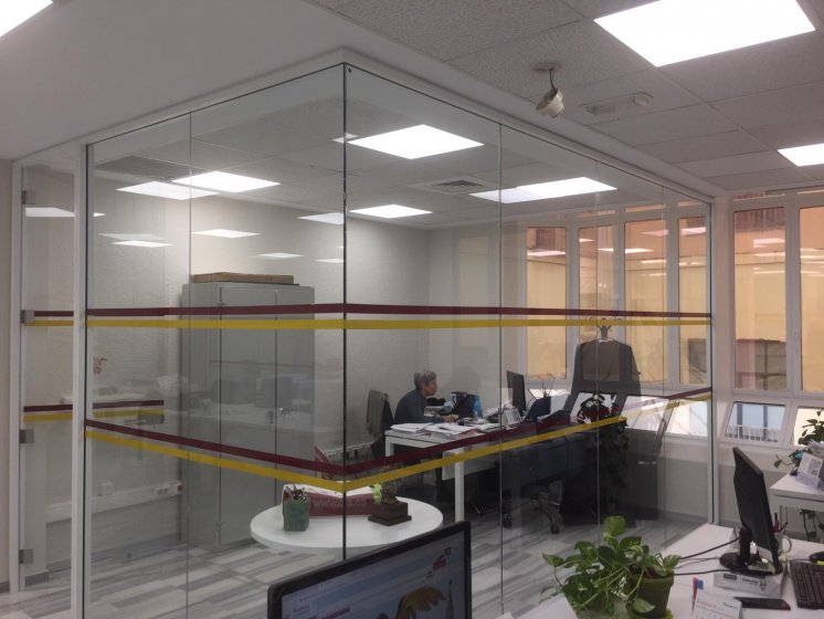 Rotulaci&oacute;n de bandas para cristales homologadas, para el Rectorado de la Universidad de Sevilla.