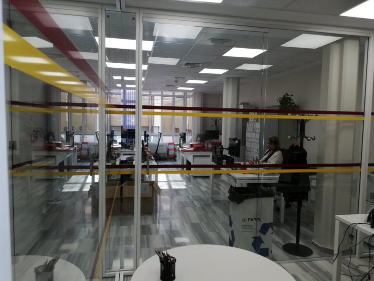 Rotulaci&oacute;n de bandas para cristales homologadas, para el Rectorado de la Universidad de Sevilla.