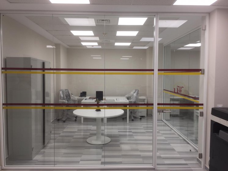 Rotulaci&oacute;n de bandas para cristales homologadas, para el Rectorado de la Universidad de Sevilla.