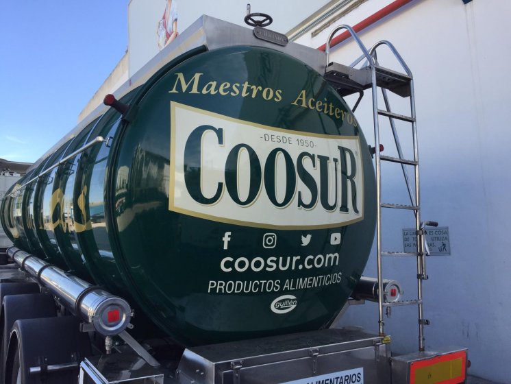 Rotulación de camión cisterna, en vinilos de corte e impresión digital fundidos. Aceites la Española Acesur Sevilla.
