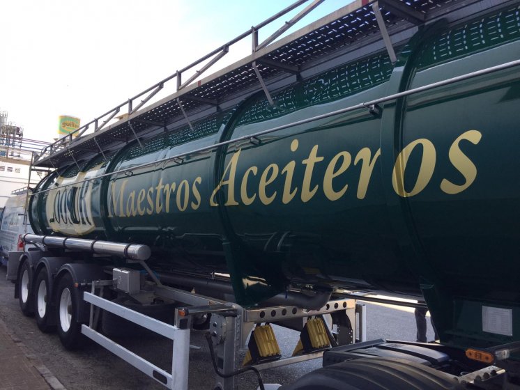 Rotulación de camión cisterna, en vinilos de corte e impresión digital fundidos. Aceites la Española Acesur Sevilla.