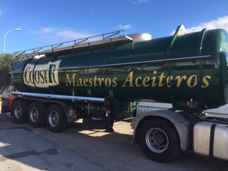 Rotulación de camión cisterna, en vinilos de corte e impresión digital fundidos. Aceites la Española Acesur Sevilla.