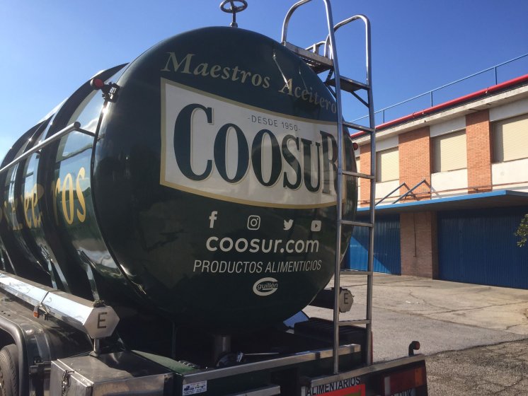 Rotulación de camión cisterna, en vinilos de corte e impresión digital fundidos. Aceites la Española Acesur Sevilla.
