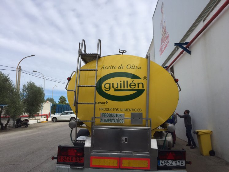 Rotulación de camión cisterna, en vinilos de corte e impresión digital fundidos. Aceites Guillen Sevilla.