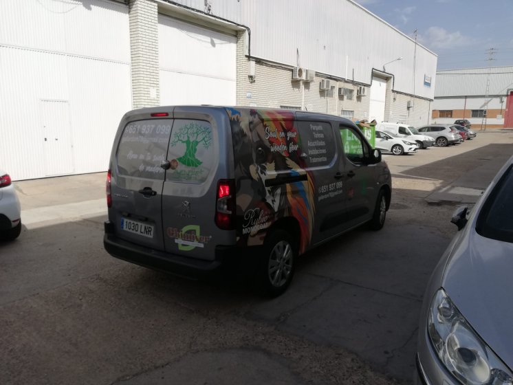 Rotulación de coche en vinilo de impresión digital y de corte fundidos. Manuel Gallardo de Montellano Sevilla