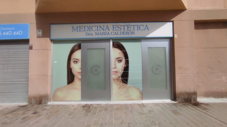 Rotulación de cristales y escaparates en vinilo ácido e impreisón digital con reserva, para la clínica María Calderón en Sevilla.