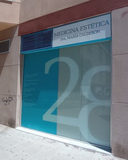 Rotulación de cristales y escaparates en vinilo ácido e impreisón digital con reserva, para la clínica María Calderón en Sevilla.