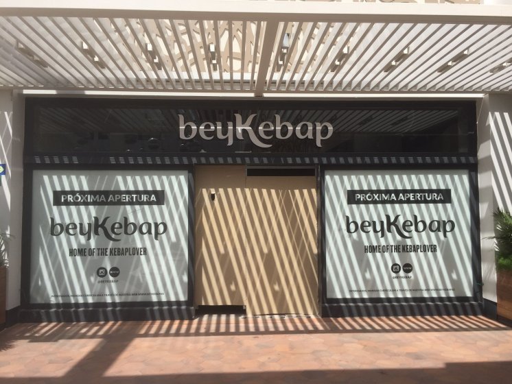 Rotulación de escaparate con vinilo en impresión digital a la inversa con reserva. beyKebap Sevilla.