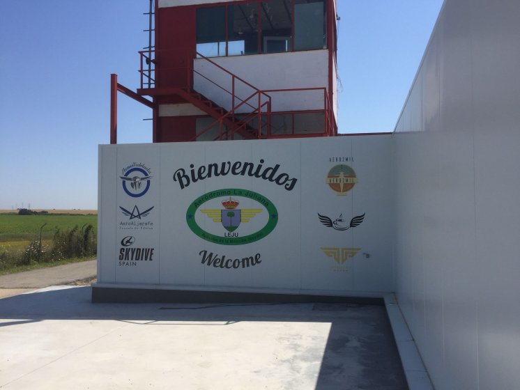 Rotulación de fachada en vinilo en impresión digital laminada para Skydive Vip en aeródromo la Juliana Sevilla.