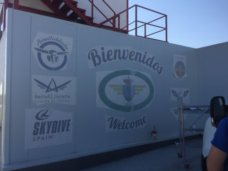 Rotulaci&oacute;n de fachada en vinilo en impresi&oacute;n digital laminada para Skydive Vip en aer&oacute;dromo la Juliana Sevilla.