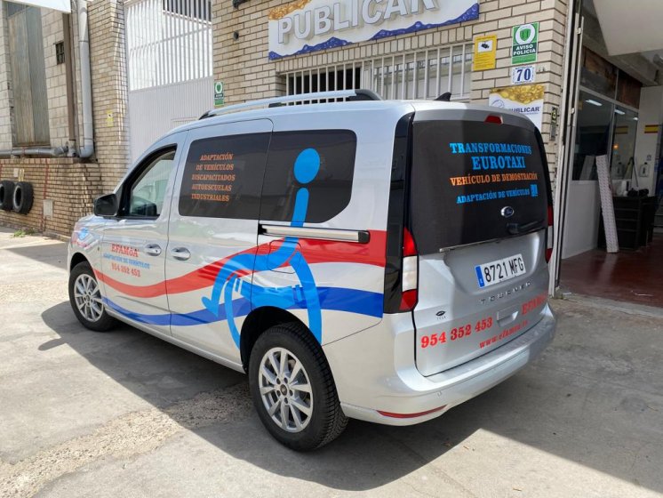 Rotulación de furgoneta con vinilos de corte y microperforado homologado para cristales. Efamoa en Sevilla.