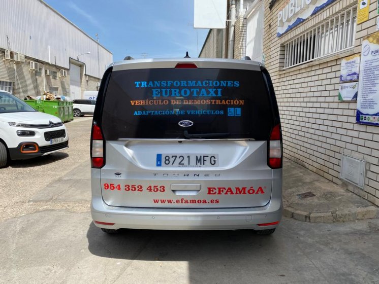 Rotulación de furgoneta con vinilos de corte y microperforado homologado para cristales. Efamoa en Sevilla.