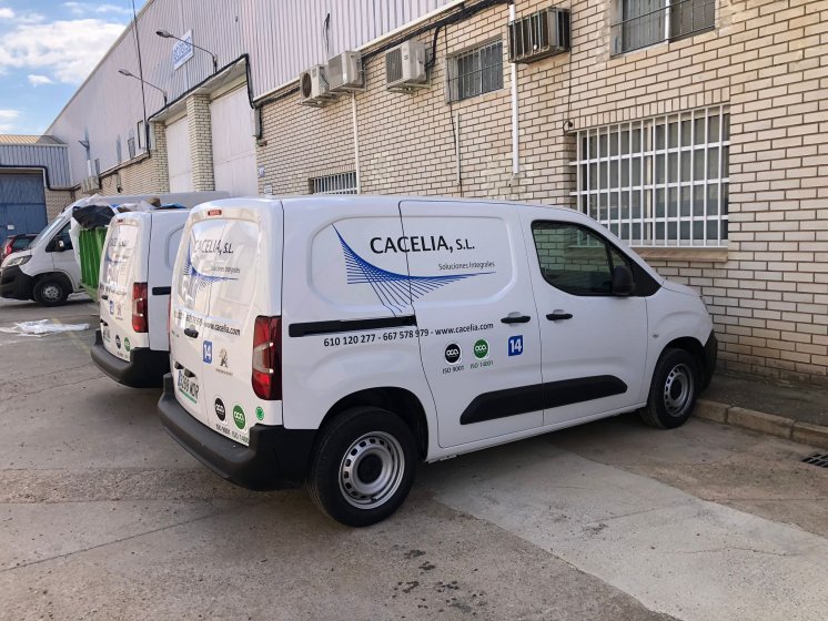 Rotulación de furgoneta con vinilos de corte para Cacelia en Sevilla.