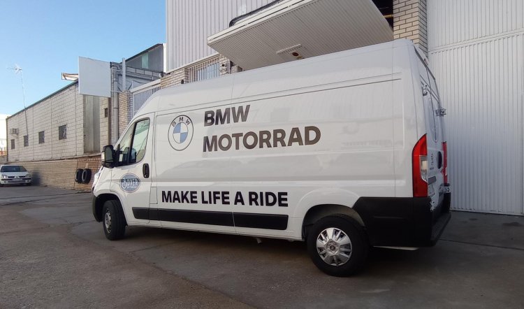 Rotulación de furgoneta en vinilo de corte e impresión digital para BMW Bóxer Jerez Motorrad.