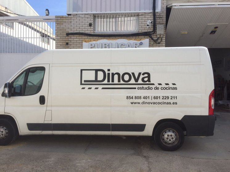 Rotulación de furgoneta en vinilo de corte para Dinova Sevilla.